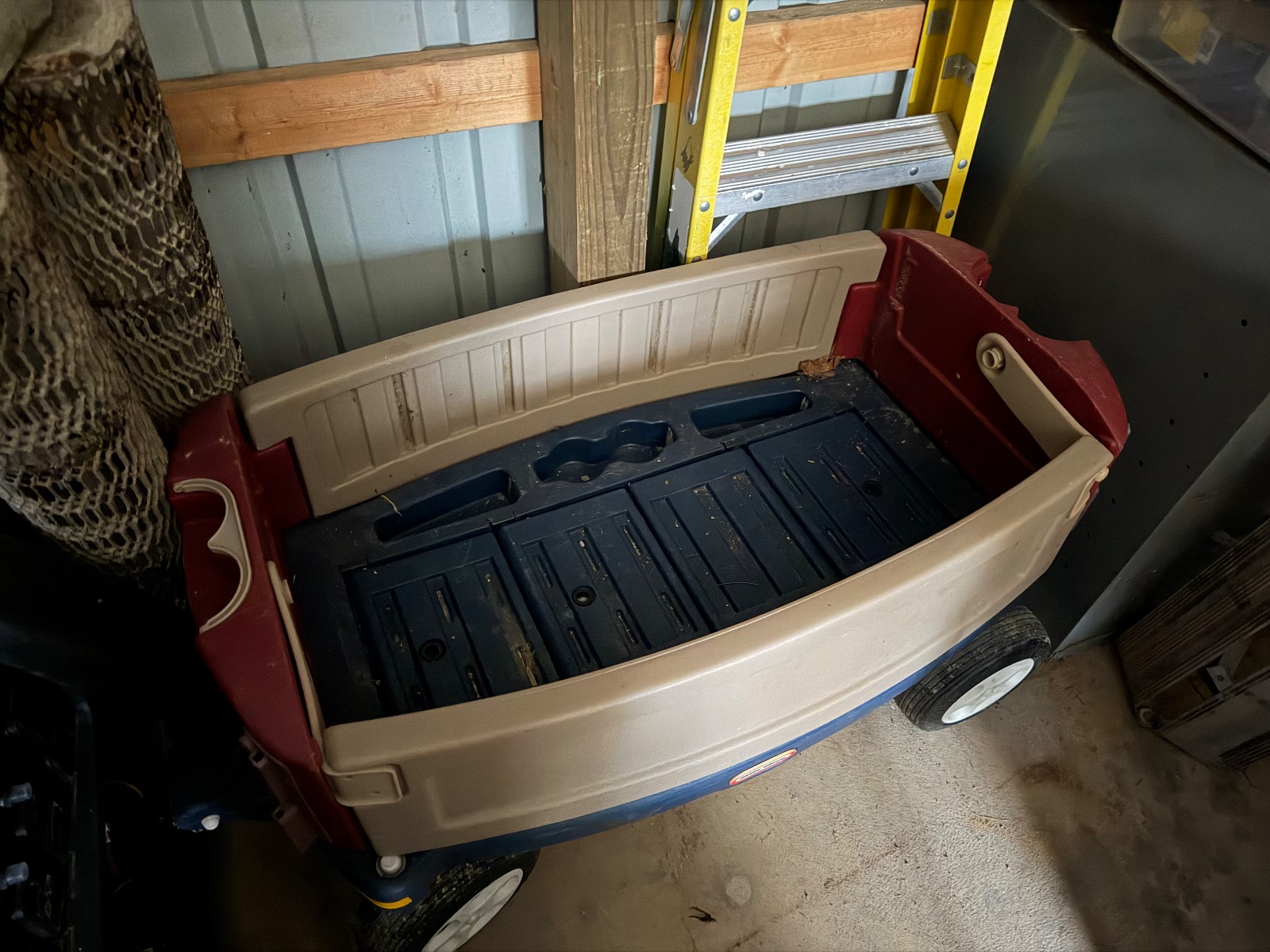 Little Tikes 2-seater wagon with fold-down bench seats — photo 3